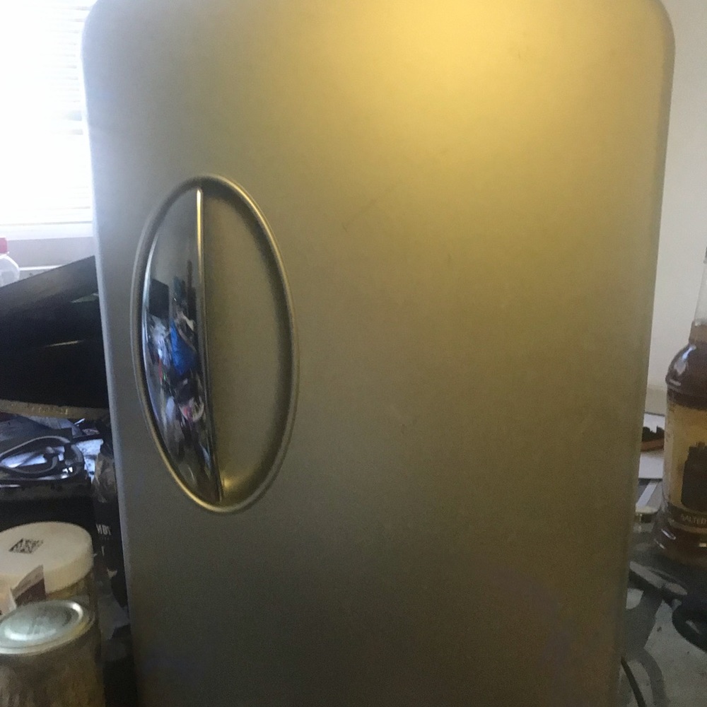 Brookstone mini fridge hot and cold